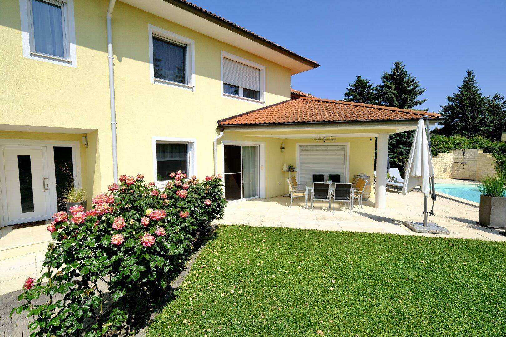 Schön angelegte überdachte Terrasse
