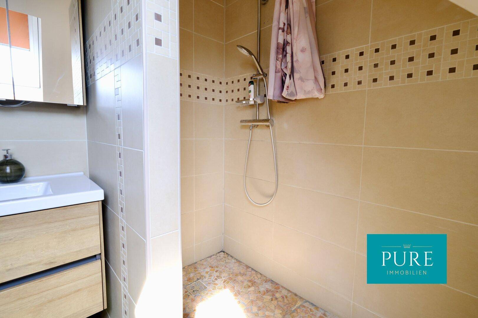 Badezimmer mit Walk-In Dusche