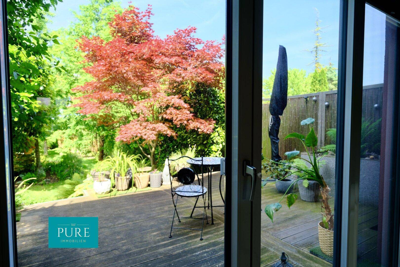 Schöner Gartenblick vom Wohnzimmer