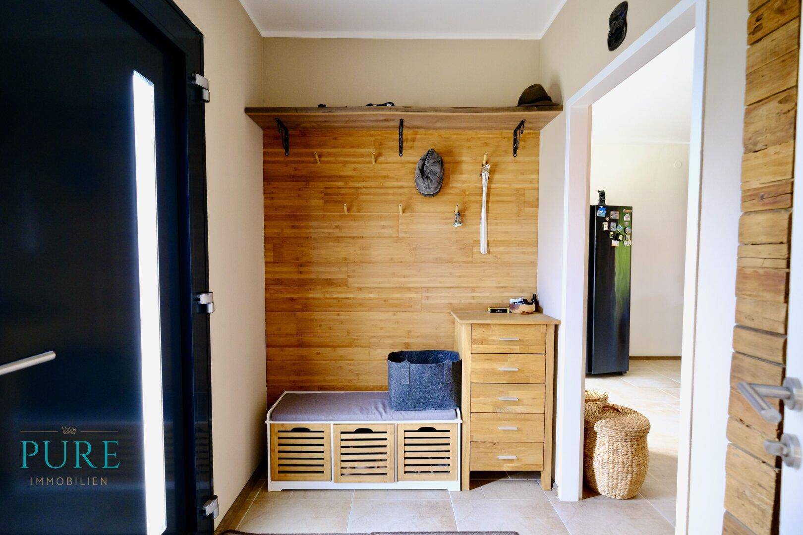 Einladender Vorraum mit Garderobe