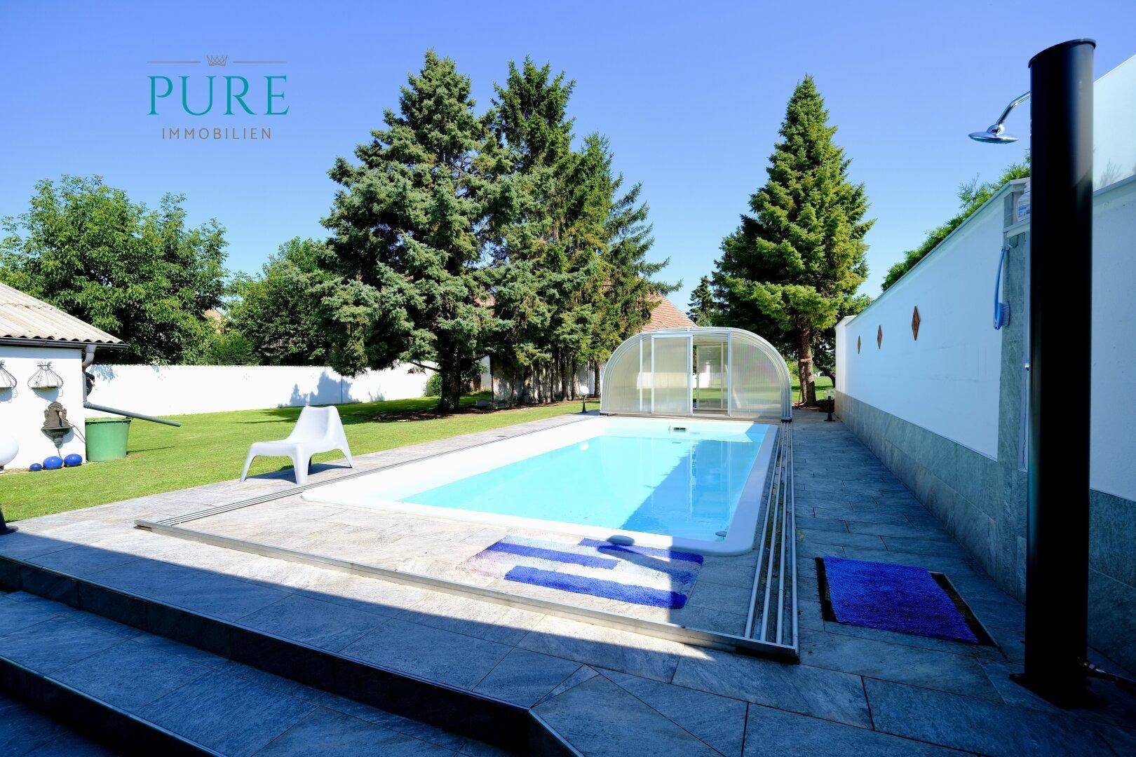Gepflegter Poolbereich mit Poolhaus