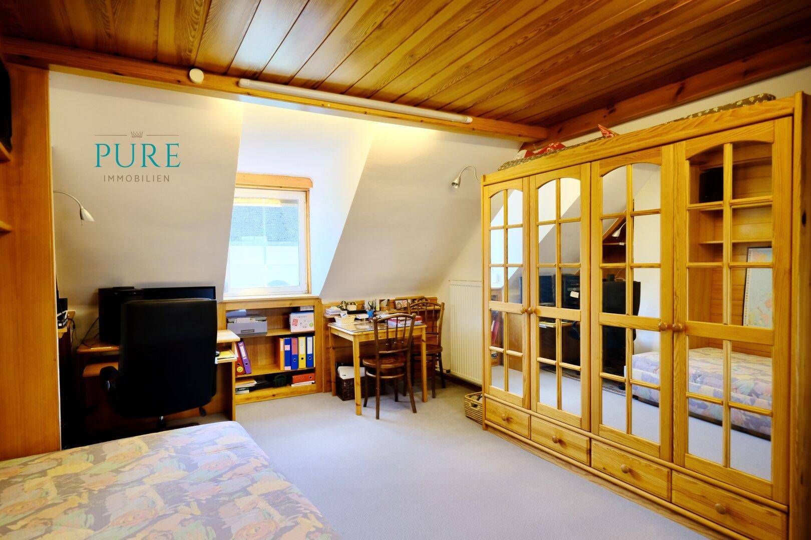 Geräumiges Jugendzimmer