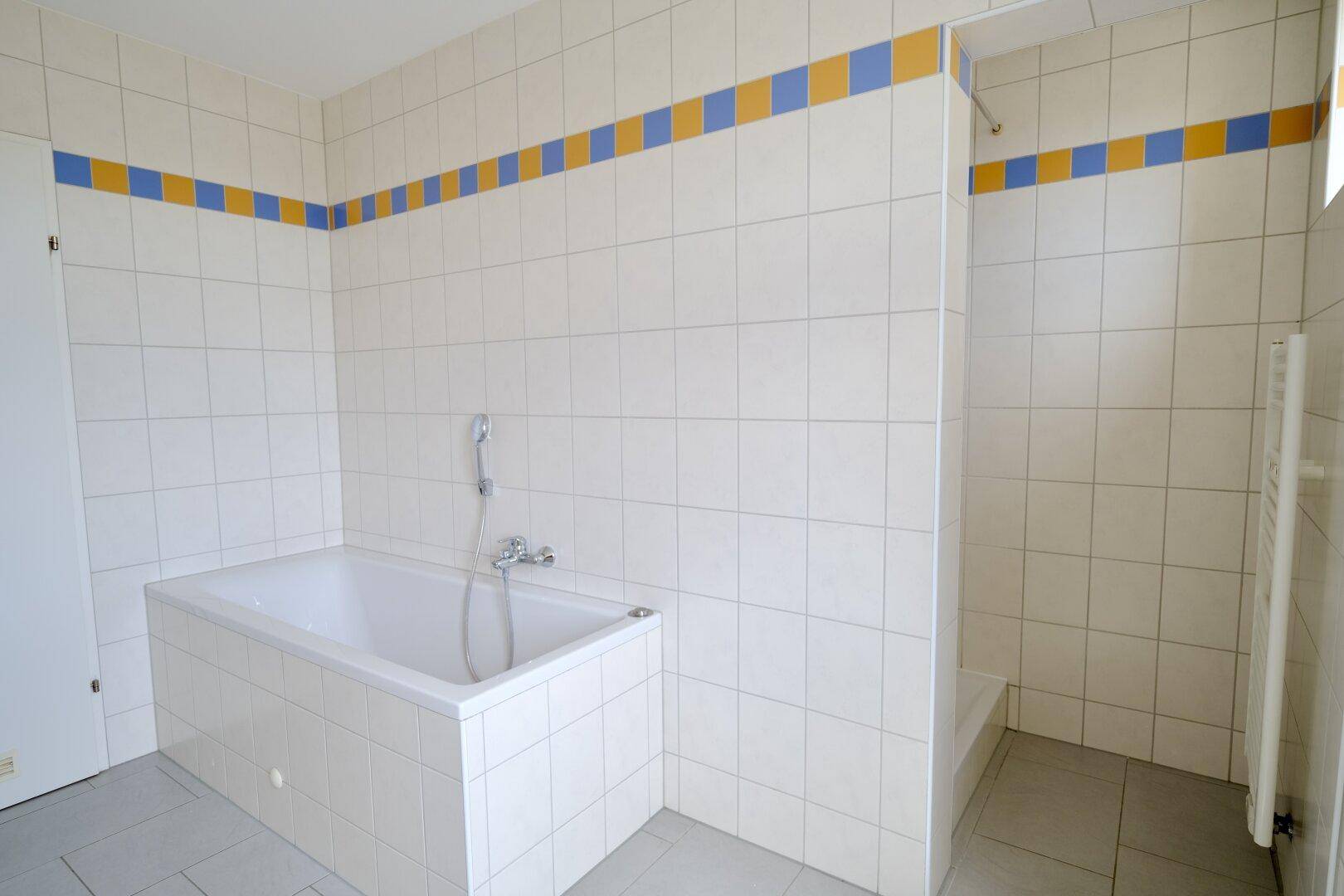 Großes Komfortbad mit Dusche & Badewanne