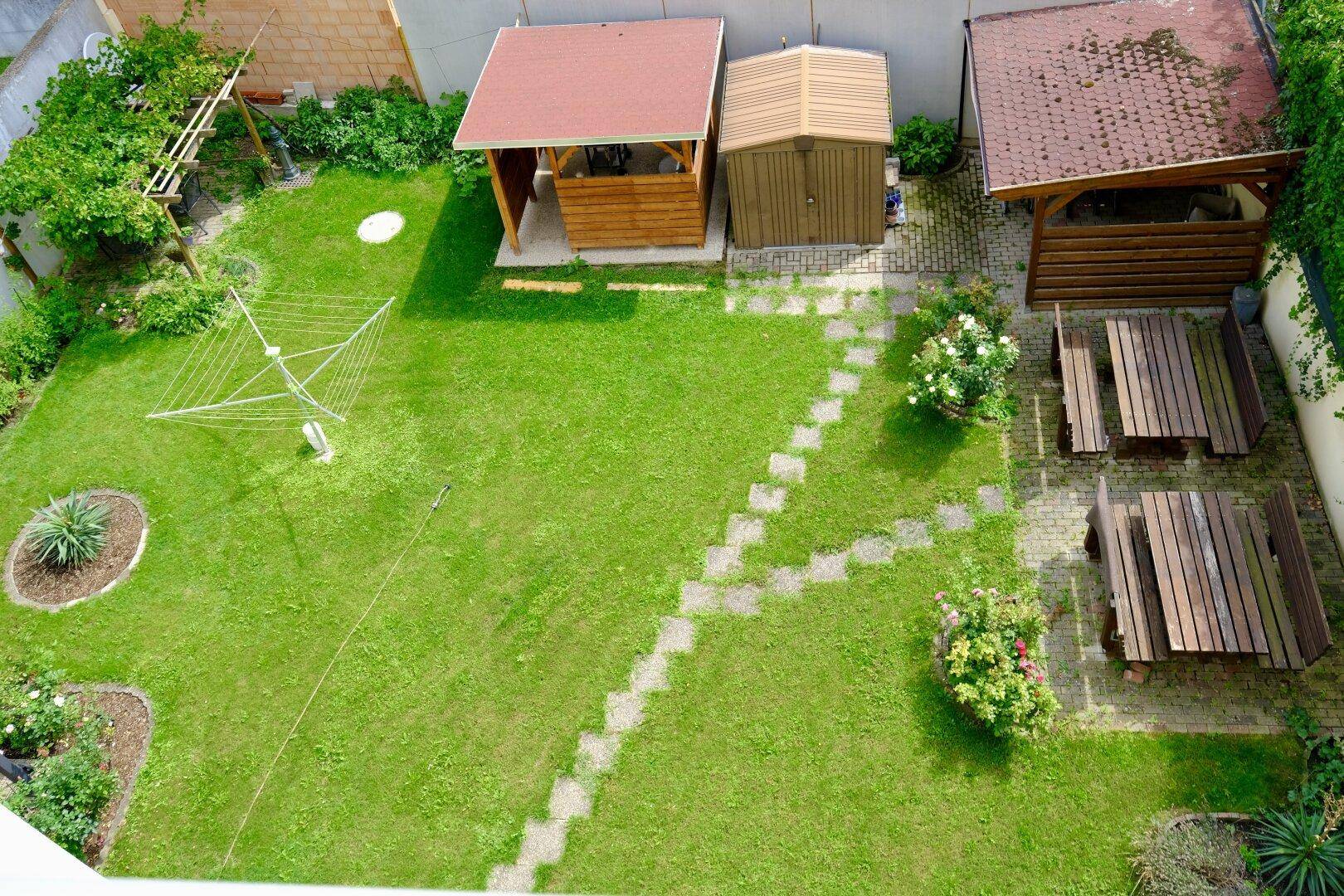 Gepflegter Gartenbereich mit Sitzgruppe