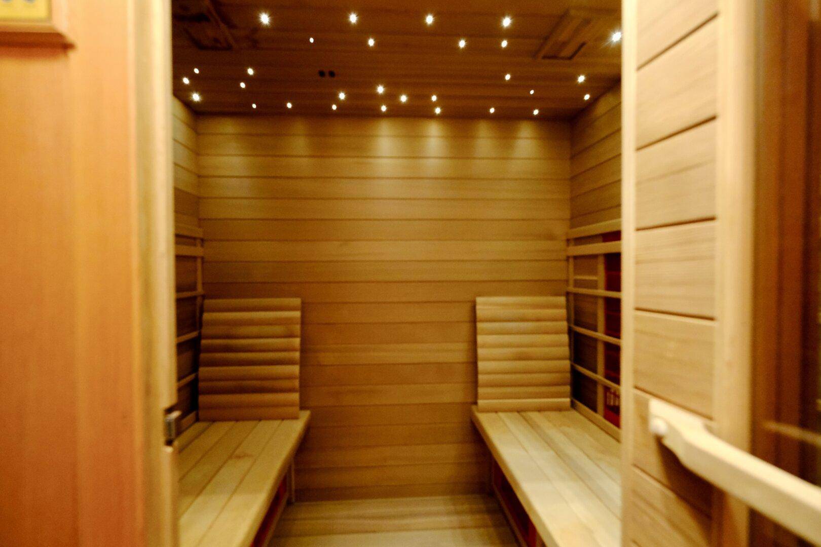 Gemütliche Sauna mit Holzverkleidung und Sternenhimmelbeleuchtung für entspannende Momente.