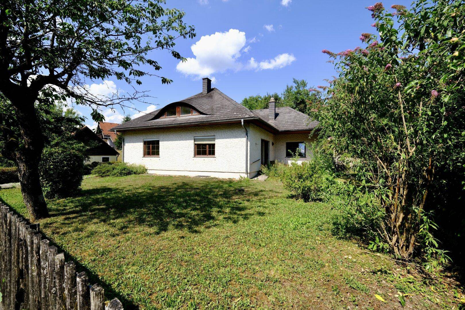 Freistehendes Haus mit großem Garten und altem Baumbestand in sonniger Lage.