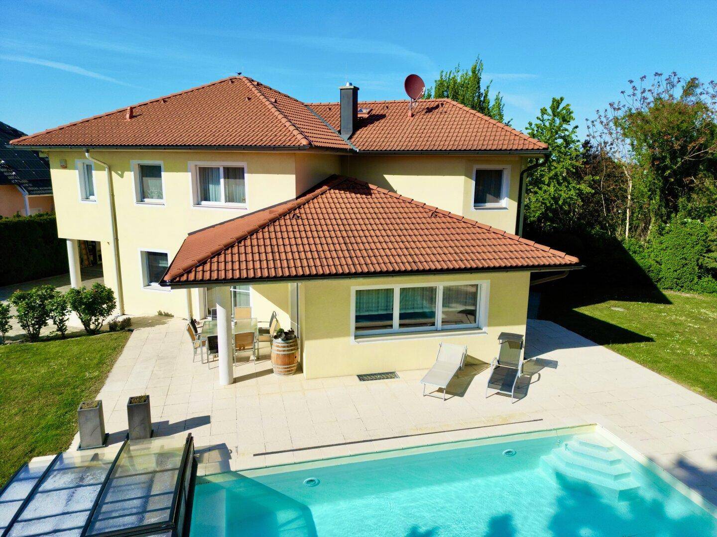 Attraktives Wohnhaus mit weitläufigem Garten, großzügiger Terrasse und privatem Swimmingpool.