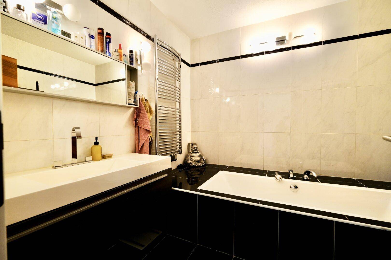 Badezimmer mit Badewanne & Dusche