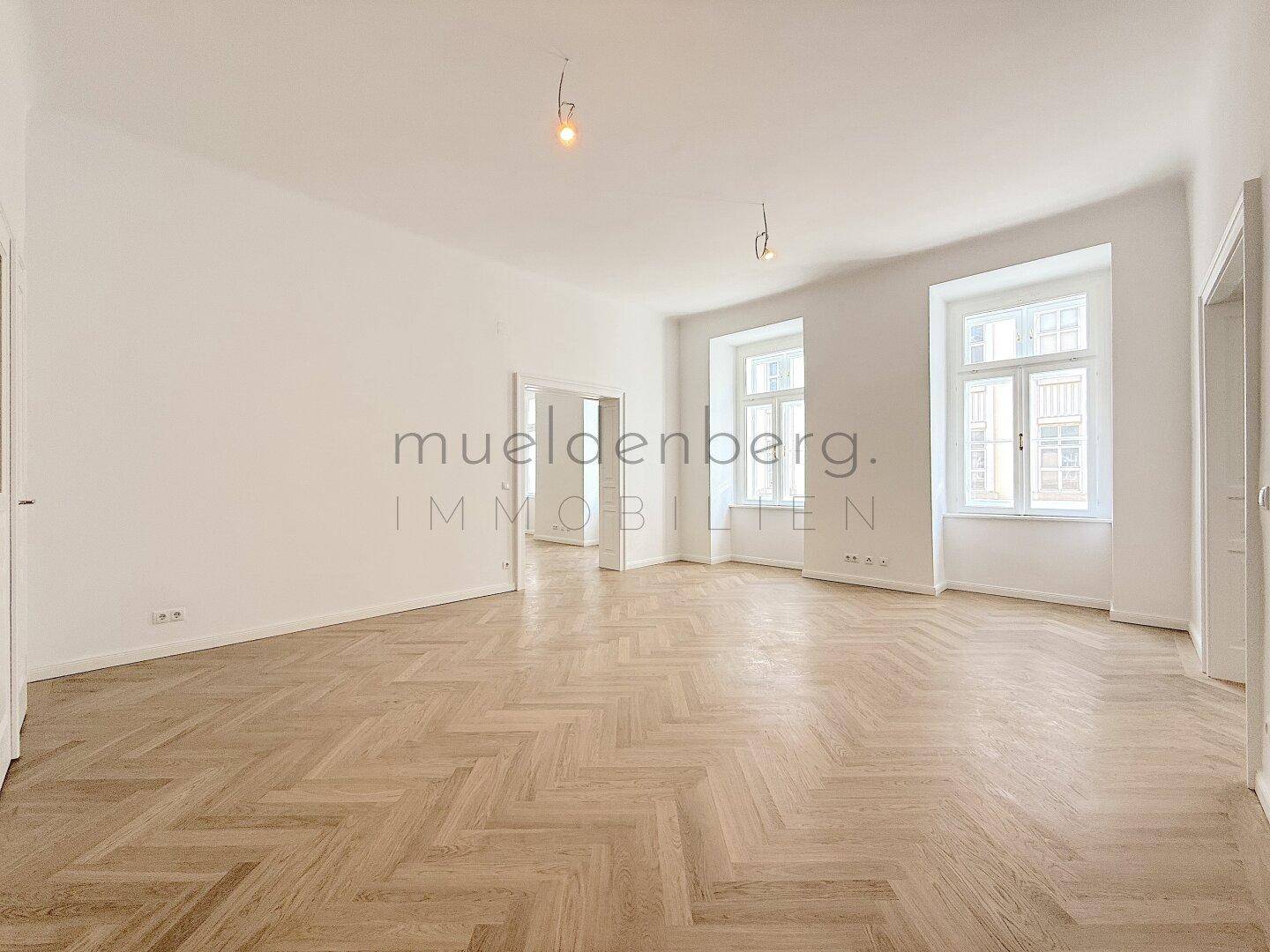 Helles und geräumiges Zimmer mit klassischem Fischgrätparkettboden.