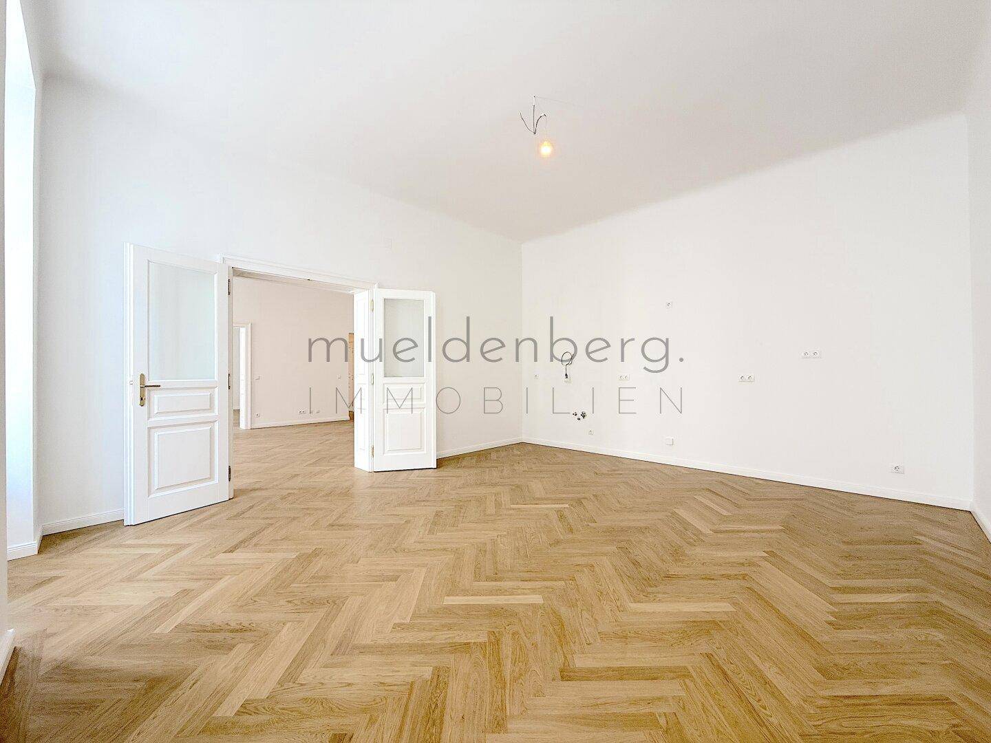 Helles und geräumiges Zimmer mit Fischgrätparkett und hohen Decken.