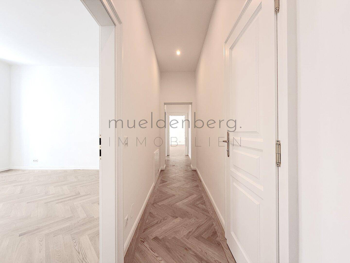 Modernes Badezimmer mit begehbarer Dusche, Badewanne und Doppelwaschbecken.