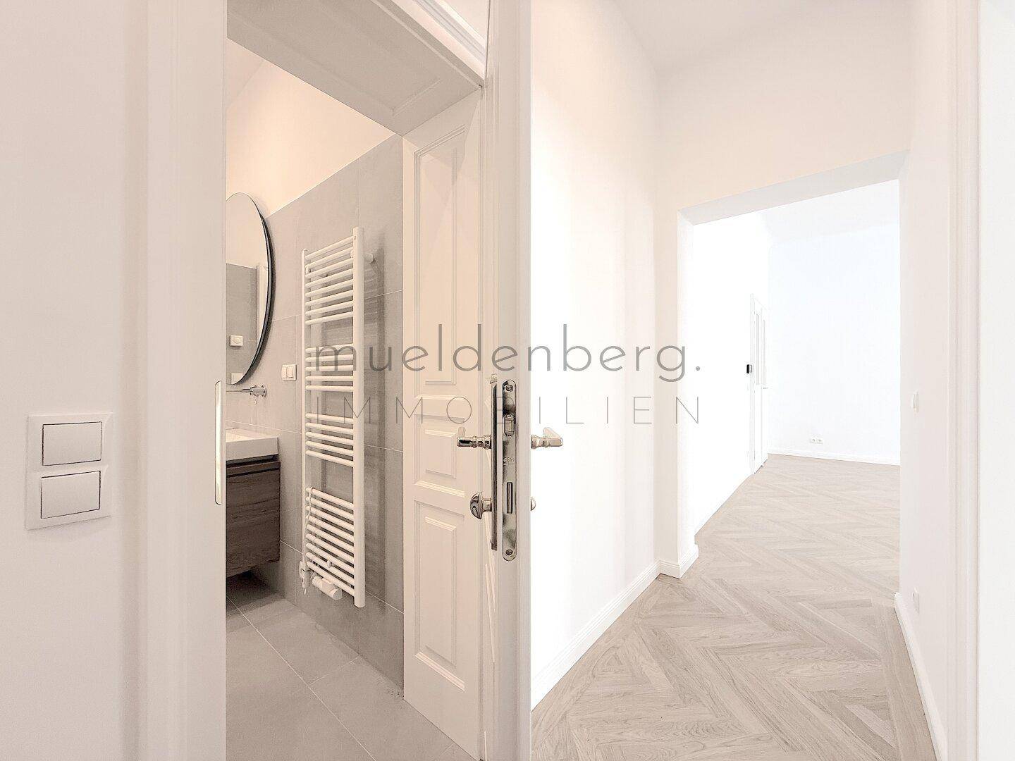 Modernes Badezimmer mit Badewanne, Glasdusche und großem Waschbecken.