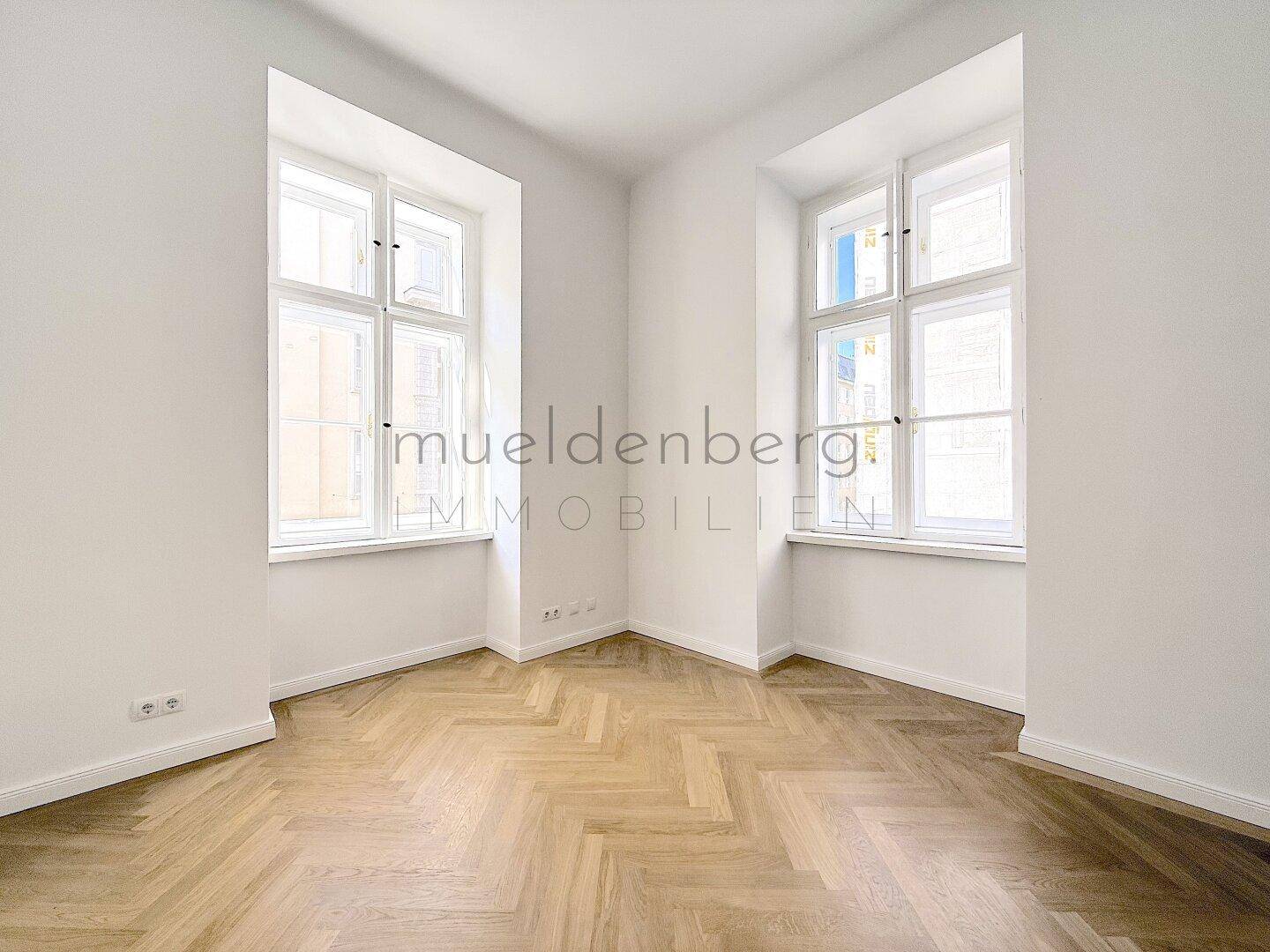 Modernes Badezimmer mit Doppelwaschbecken, beleuchtetem Spiegel und begehbarer Dusche.