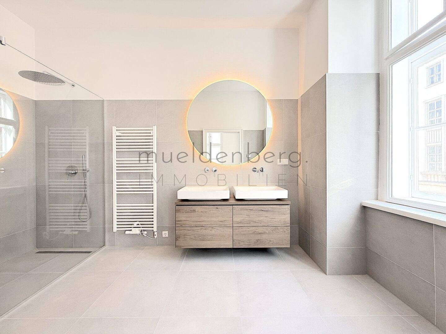 Moderne begehbare Dusche mit Regenduschkopf und Handtuchheizkörper.