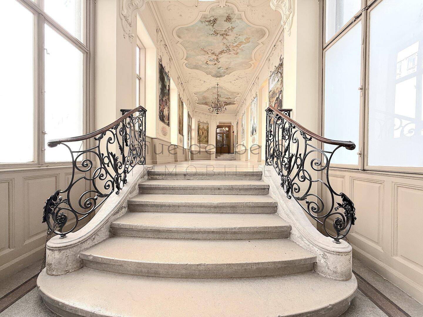 Eingangsbereich mit Postfächern und Zugang zum Treppenhaus.