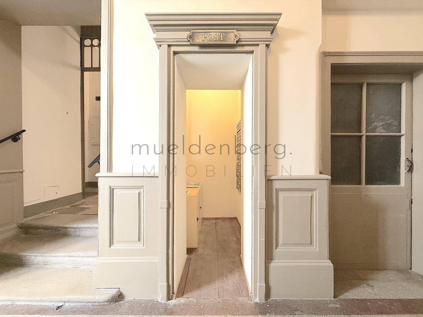 Historische Fassade des Gebäudes an einer belebten Straße.