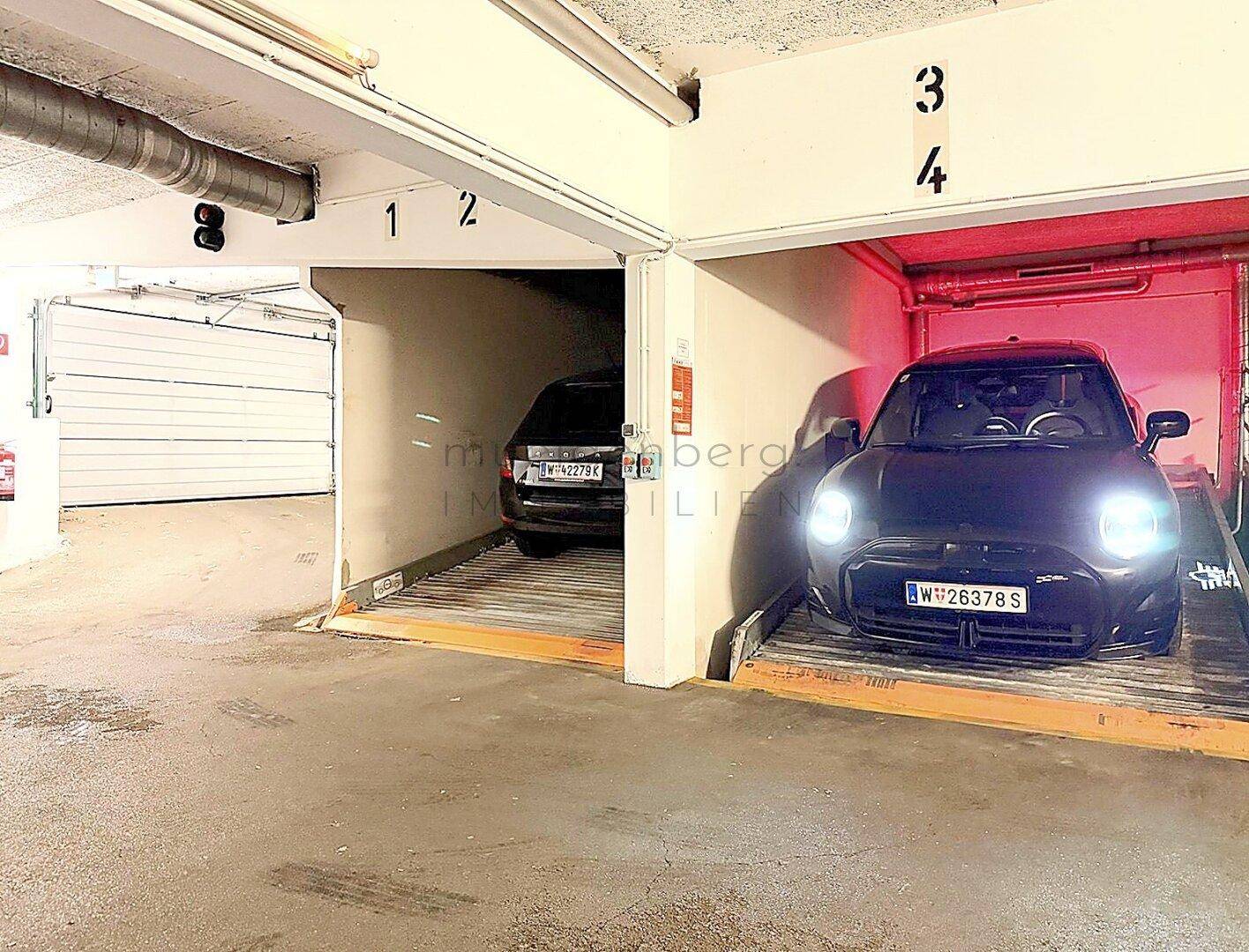 Tiefgarage mit zwei mechanischen Parksystemen, die Fahrzeuge auf verschiedenen Ebenen beherbergen.