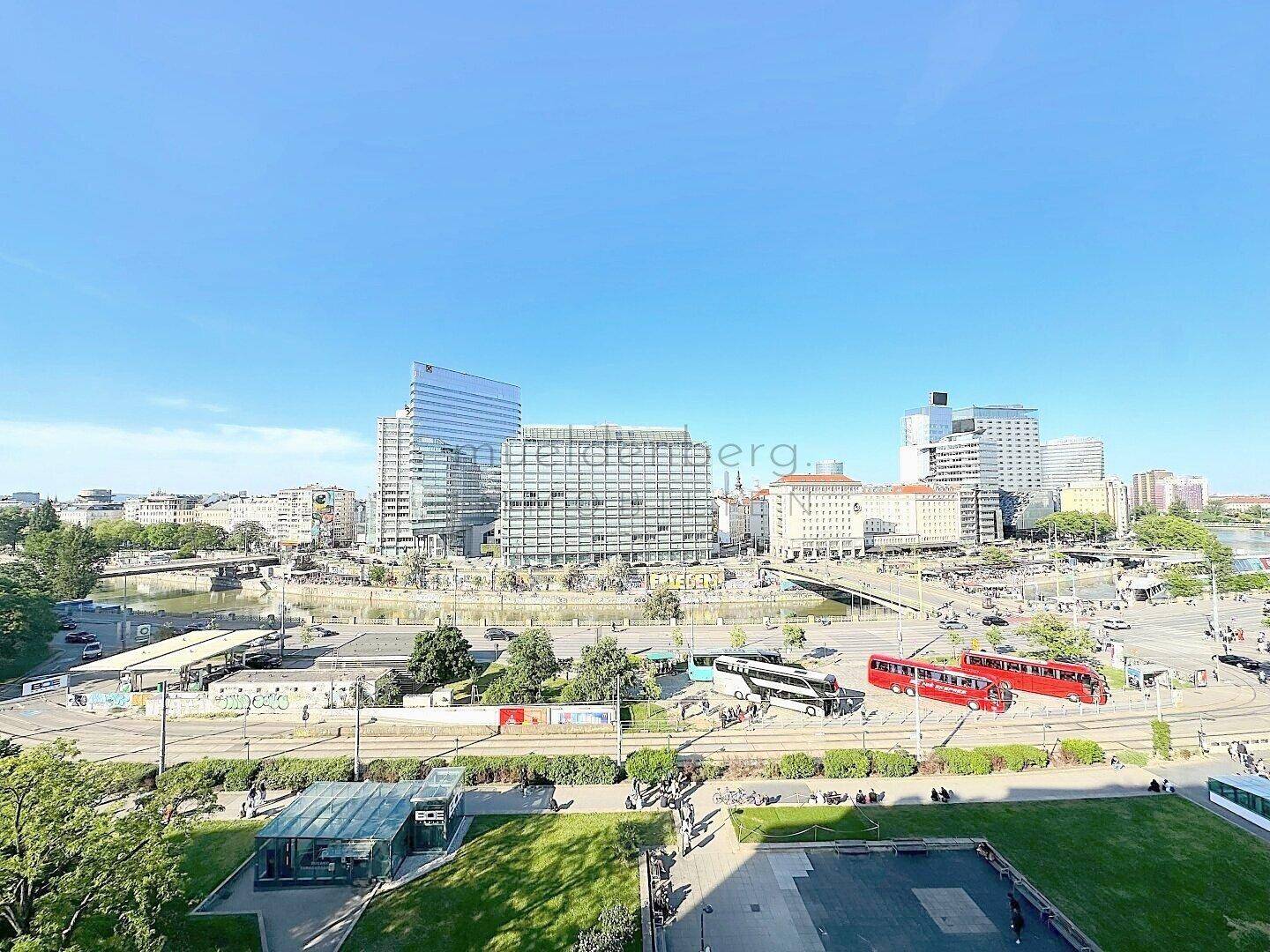 Panoramablick über die Stadt mit modernen Gebäuden, Straßen und Grünflächen.