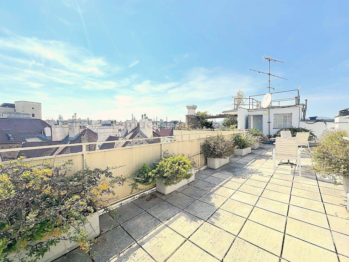 Großzügige Dachterrasse mit vielfältiger Bepflanzung, Sitzgelegenheiten und weitem Blick über die Umgebung.