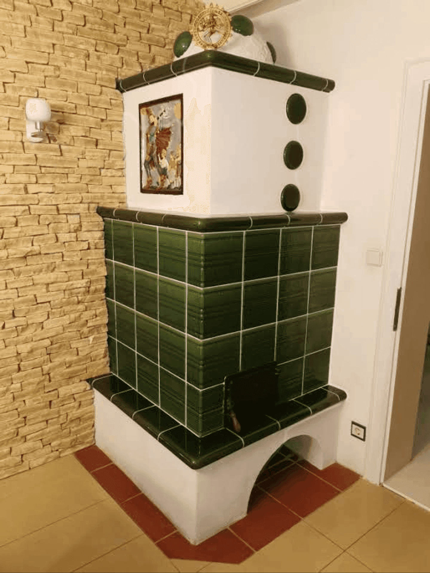 Traditioneller Kachelofen in einem Raum mit dekorativer Steinwand.