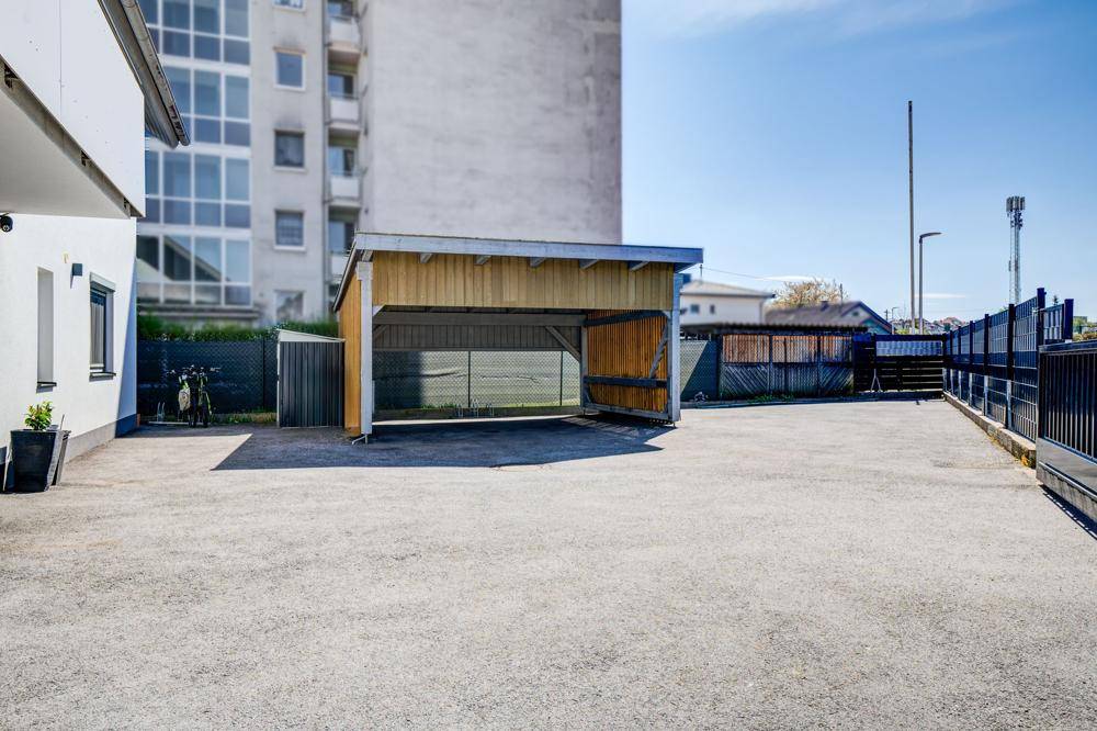 Geräumiger Carport und gepflasterte Einfahrt mit ausreichend Parkmöglichkeiten.