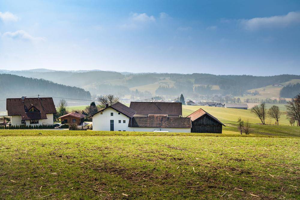 WOHNTRAUM im Grünen!Teilsaniertes Anwesen mit 2 Wohneinheiten in Ruhelage / Garagen / Nebengebäude / Grünland – pohled 5