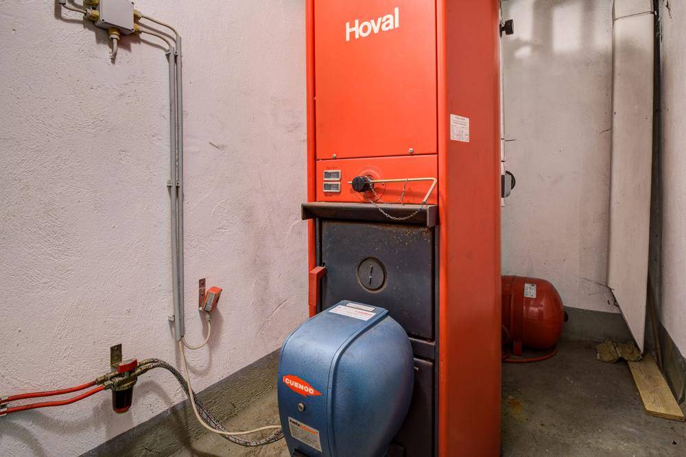 Heizungsraum im Keller mit moderner Hoval-Heizanlage.
