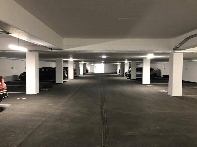 Geräumige Tiefgarage mit vielen Stellplätzen und guter Beleuchtung.