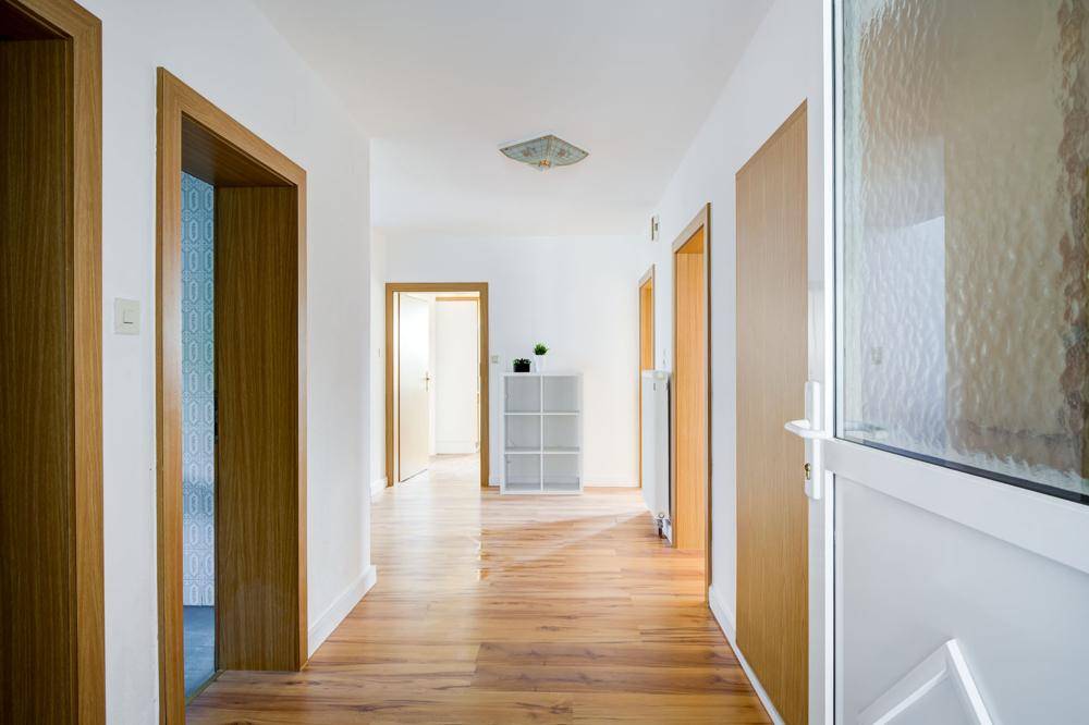 WOHNTRAUM im Grünen!Teilsaniertes Anwesen mit 2 Wohneinheiten in Ruhelage / Garagen / Nebengebäude / Grünland – pohled 6
