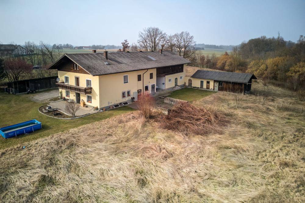 Luftaufnahme des Anwesens mit Haupthaus, Nebengebäuden und weitläufigem Grundstück.