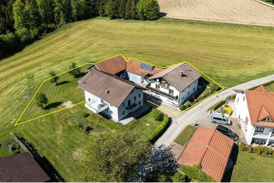 WOHNTRAUM im Grünen!Teilsaniertes Anwesen mit 2 Wohneinheiten in Ruhelage / Garagen / Nebengebäude / Grünland – pohled 4