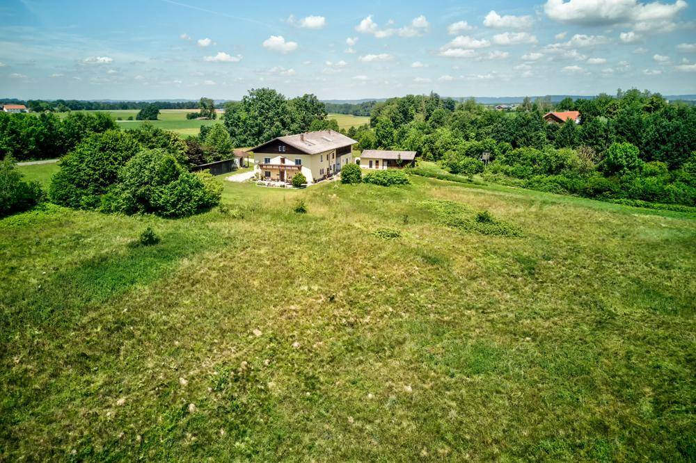 Panoramablick auf das ländliche Anwesen, eingebettet in eine weite, grüne Landschaft.