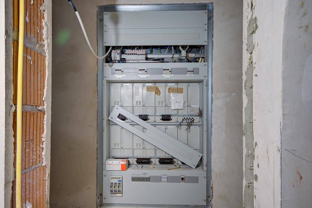 Großer elektrischer Verteilerkasten in einem Technikraum, offen zur Installation.