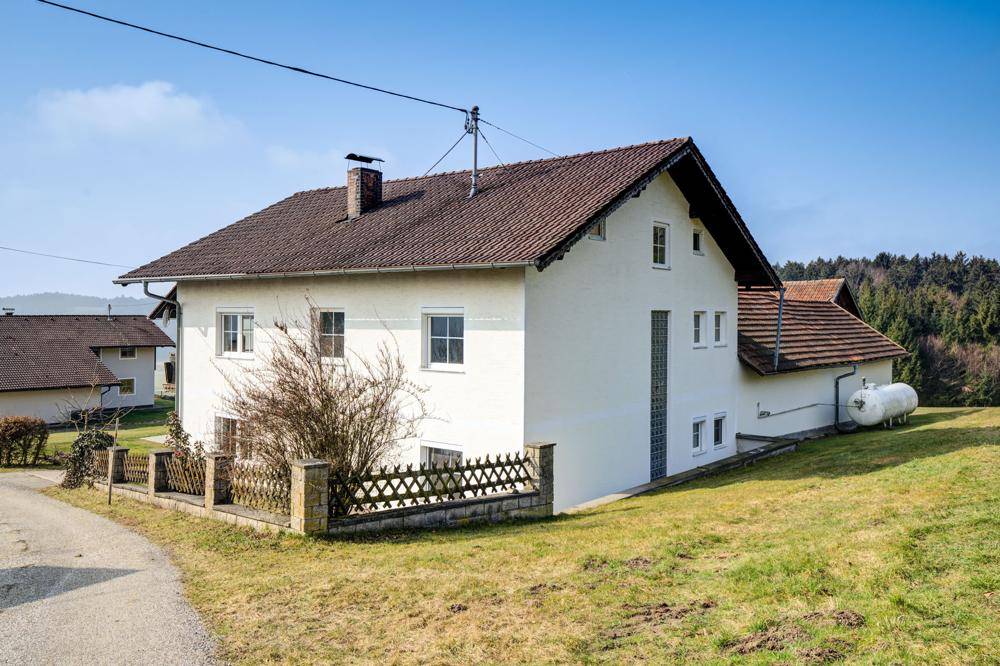 WOHNTRAUM im Grünen!Teilsaniertes Anwesen mit 2 Wohneinheiten in Ruhelage / Garagen / Nebengebäude / Grünland – pohled 3