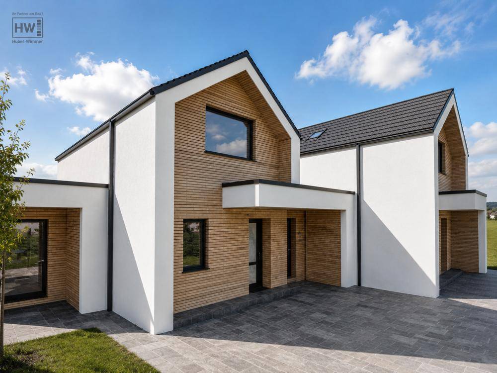 Moderne Häuser mit Holzfassade und weißem Putz, gepflasterter Zufahrt und überdachtem Eingang.
