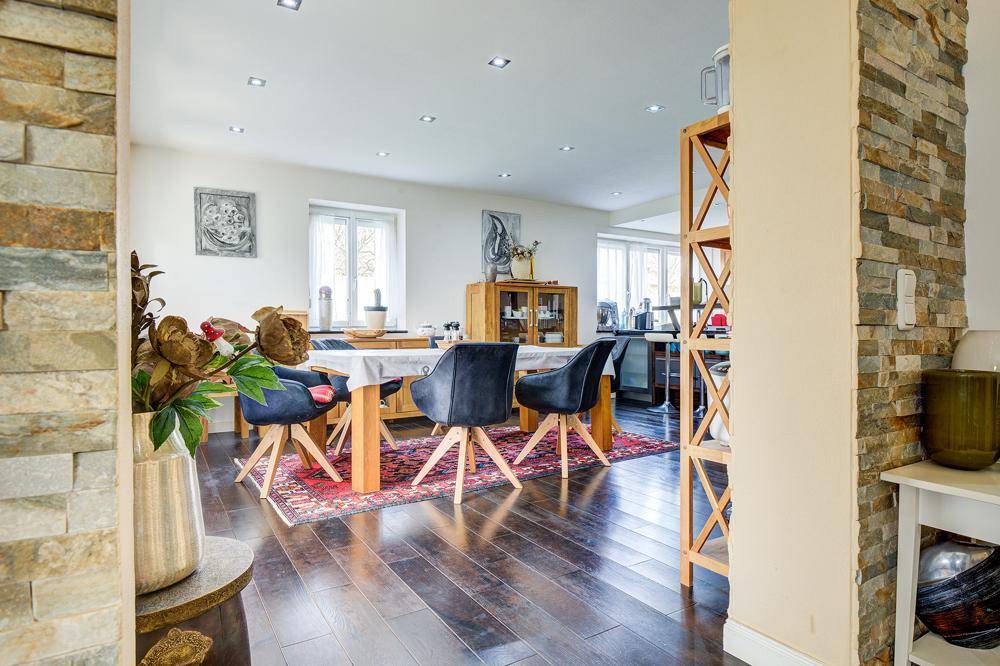 Großzügiges Einfamilienhaus / Terrasse / Balkon / Garten / Garage / Carport. - Widok 6