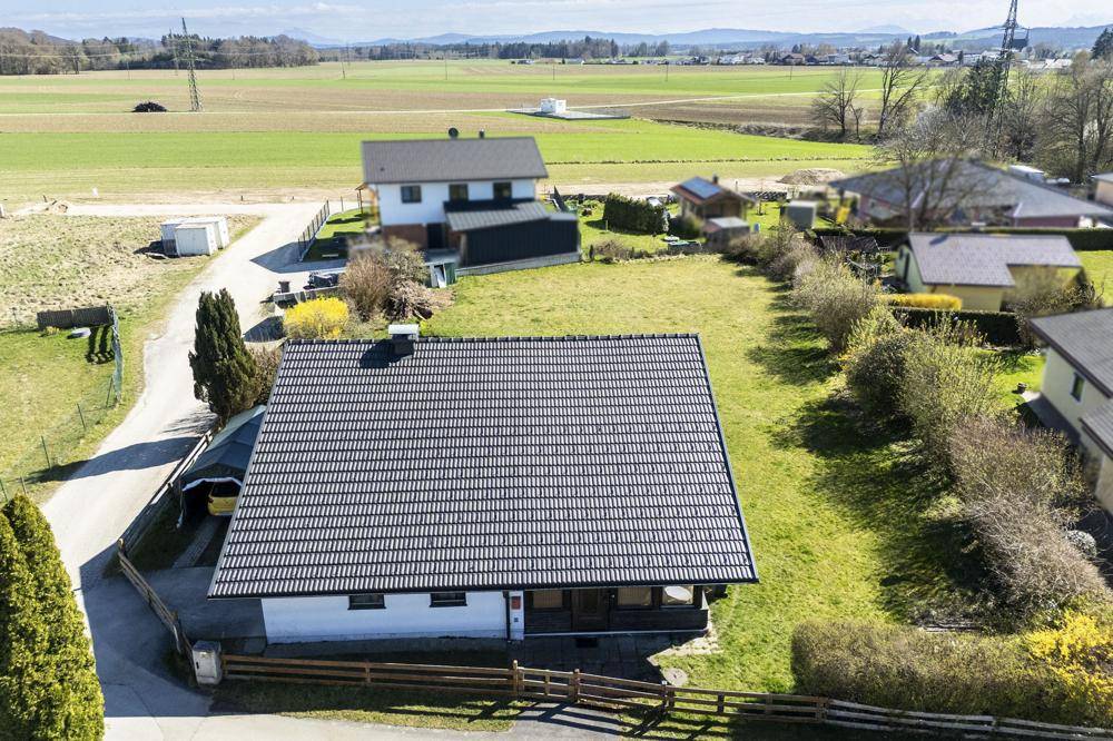 Luftaufnahme des Hauses und des weitläufigen Grundstücks mit ländlicher Umgebung.