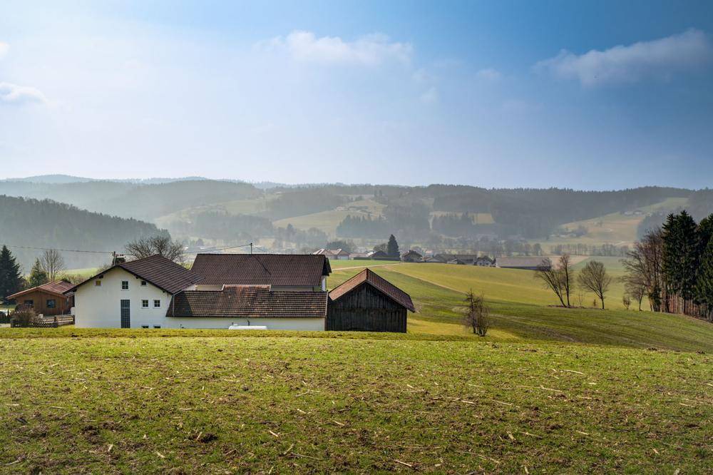 WOHNTRAUM im Grünen!Teilsaniertes Anwesen mit 2 Wohneinheiten in Ruhelage / Garagen / Nebengebäude / Grünland – pohled 2