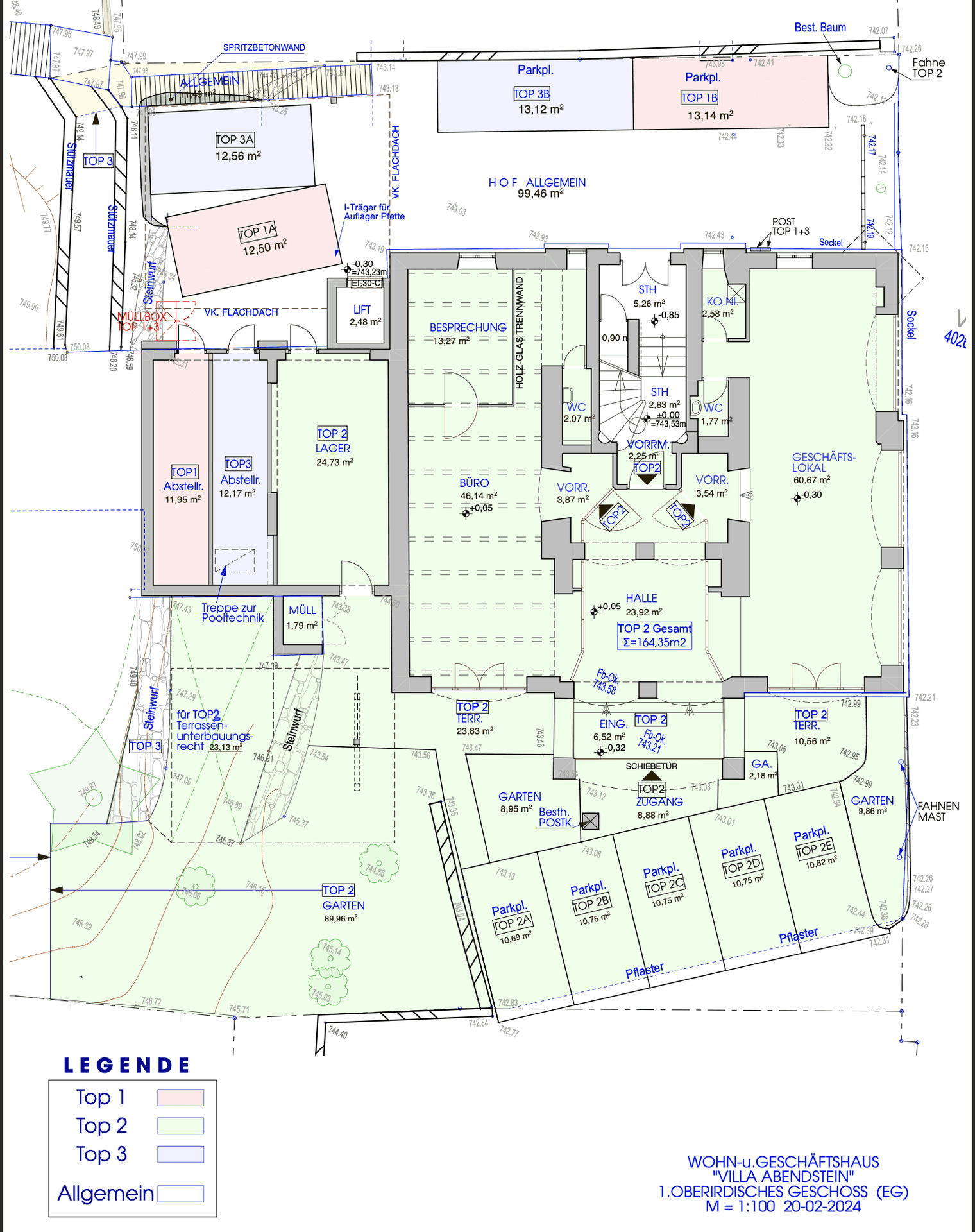 Grundriss des Erdgeschosses mit Büro, Lager, Geschäftsräumen und mehreren Parkplätzen.