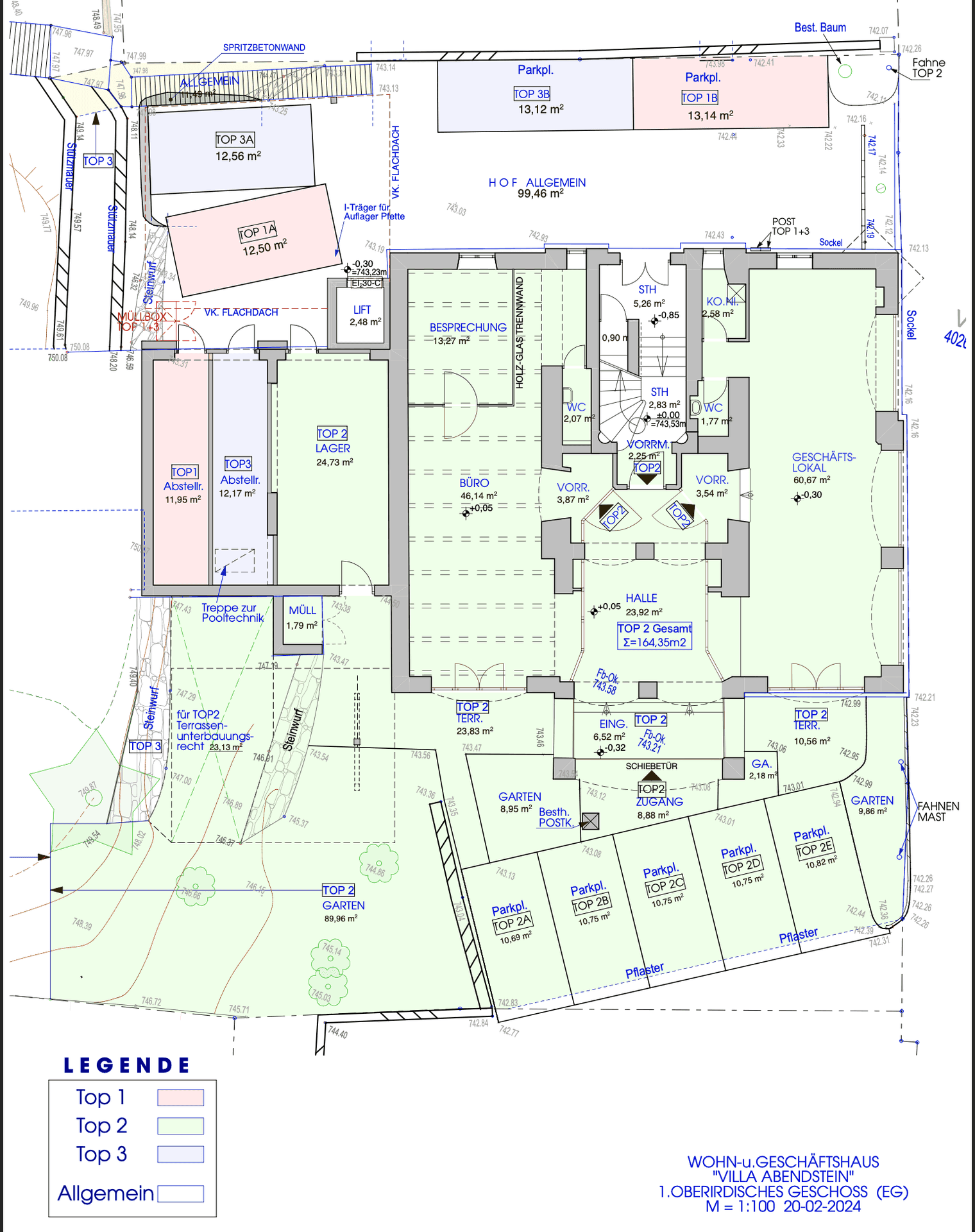 Grundriss des Erdgeschosses mit Büros, Lagerräumen, Geschäftsflächen und Außenparkplätzen.