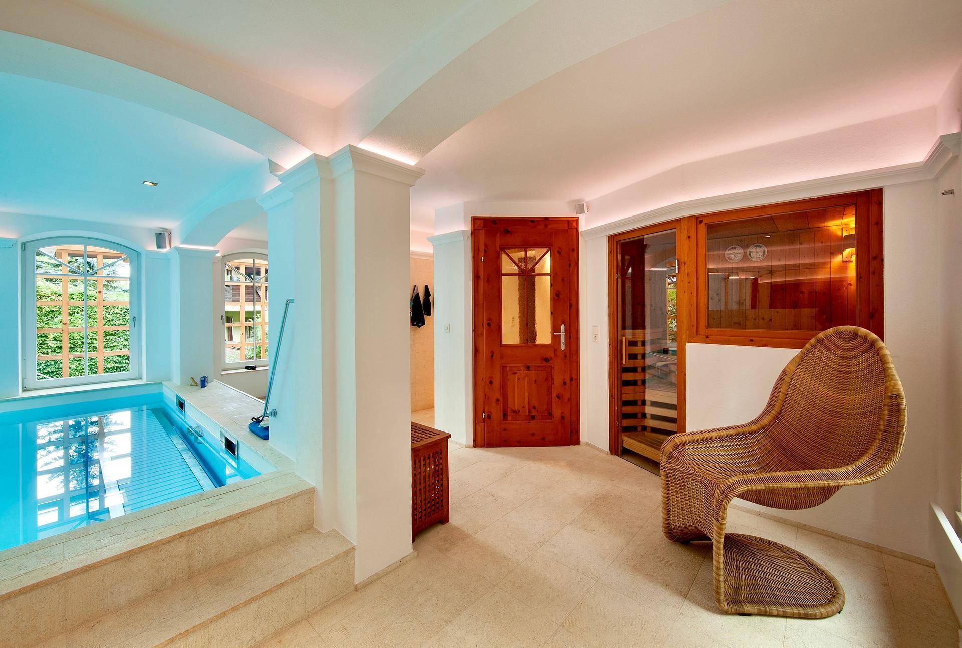 Exklusiver Wellnessbereich mit Innenpool, Sauna und entspannender Beleuchtung für pure Erholung.