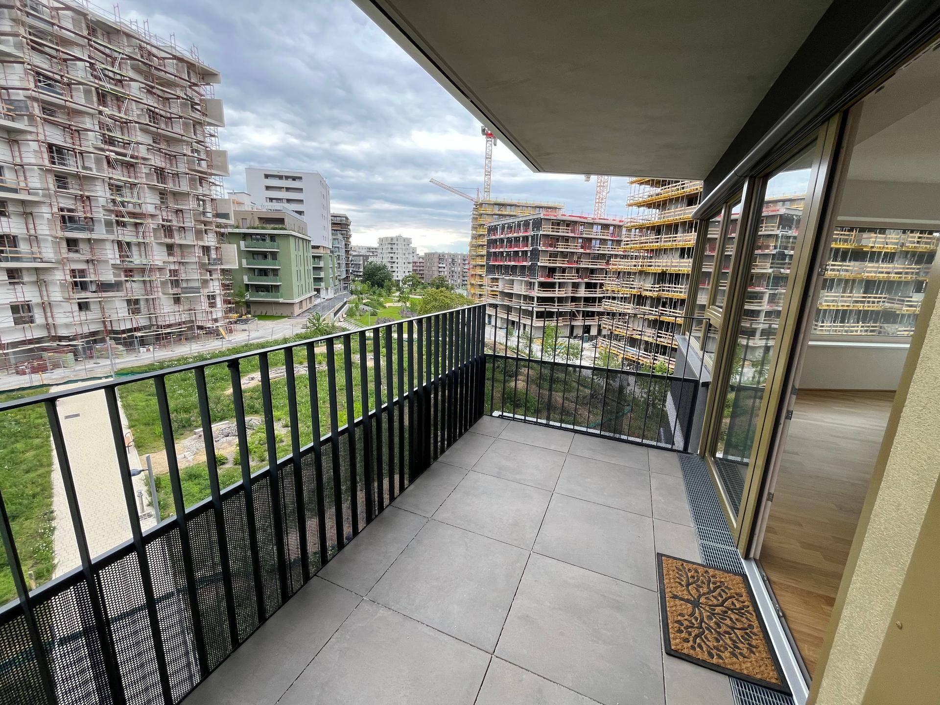 Immediately available, Air-conditioned, No Commission; First Occupancy with Park Views at Village im Dritten; Partially Furnished 1-Bedroom Apartment; Provisionsfrei, gekühlt und sofort Verfügbar; Erstbezug mit Parkblick im Village im Dritten; Teilmöblierte 2-Zimmer-Wohnung - Ansicht 4