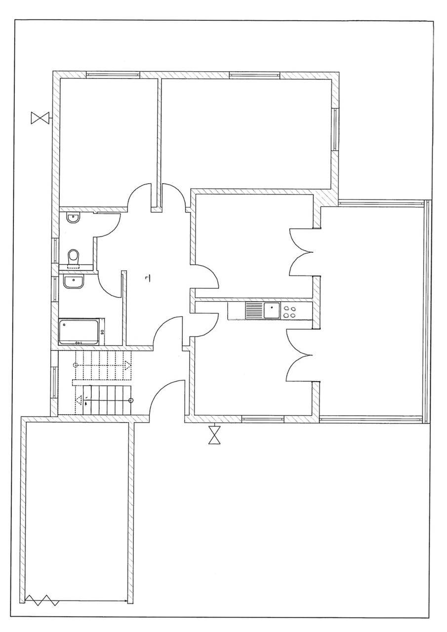 Grundriss des Untergeschosses mit großem Raum, Bad und Treppenabgang.