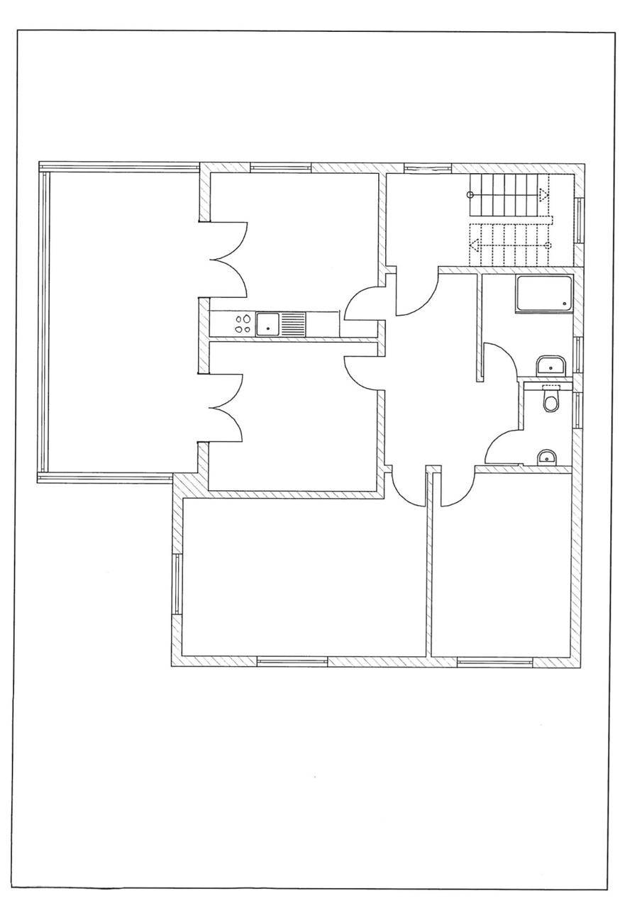 Grundriss des Erdgeschosses mit Küche, Wohnbereich, Bad und Treppenaufgang.