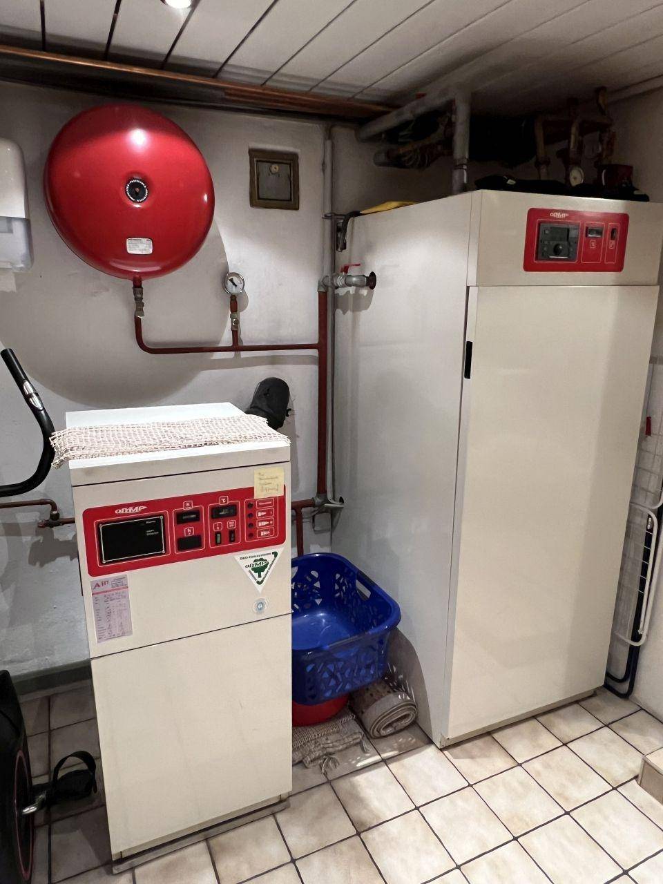 Heizungsraum mit Warmwasserspeicher und Heizungsanlage, funktional und gut zugänglich.