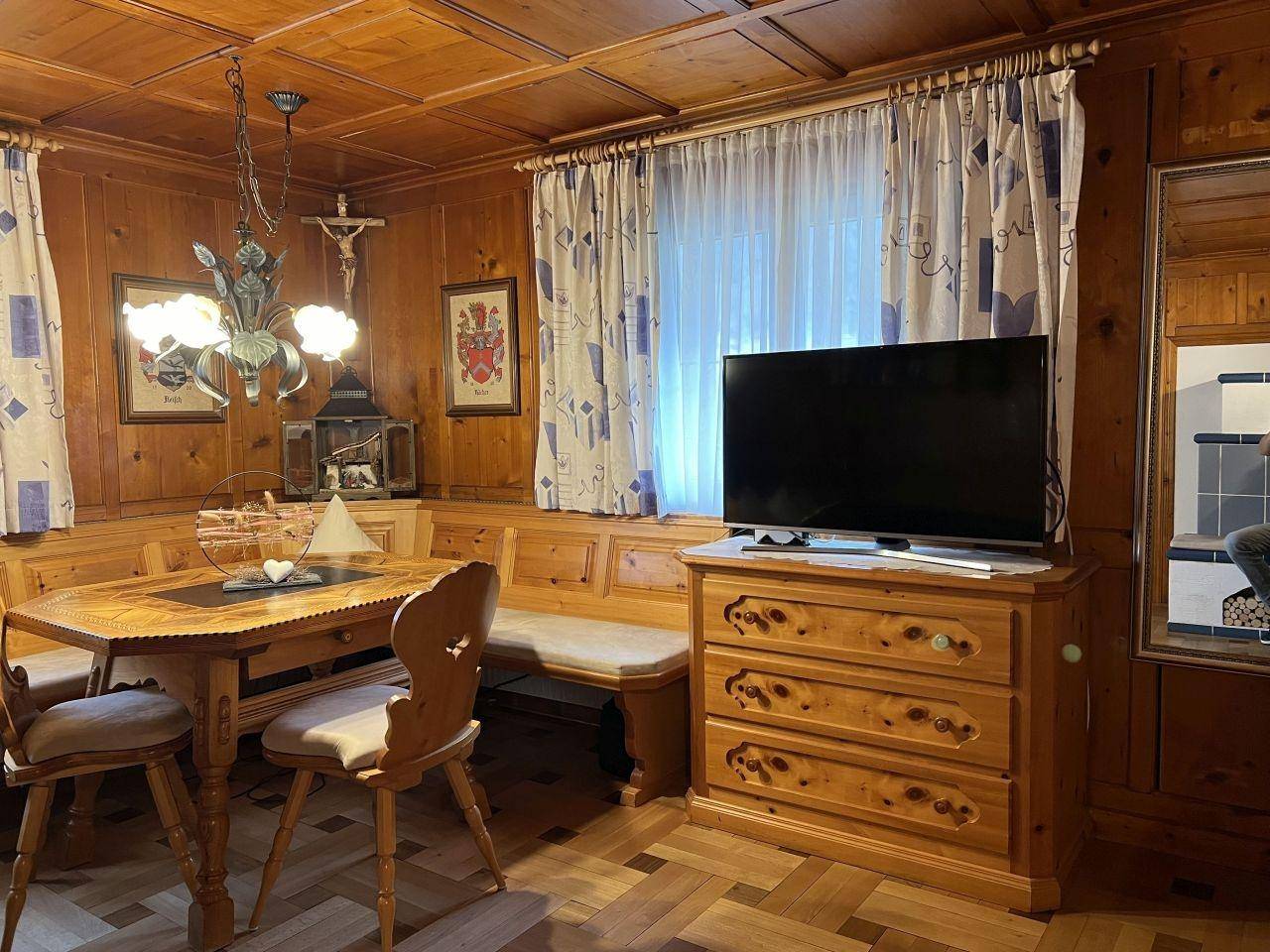 Rustikaler Essbereich mit Holztäfelung, Eckbank und traditionellen Möbeln.