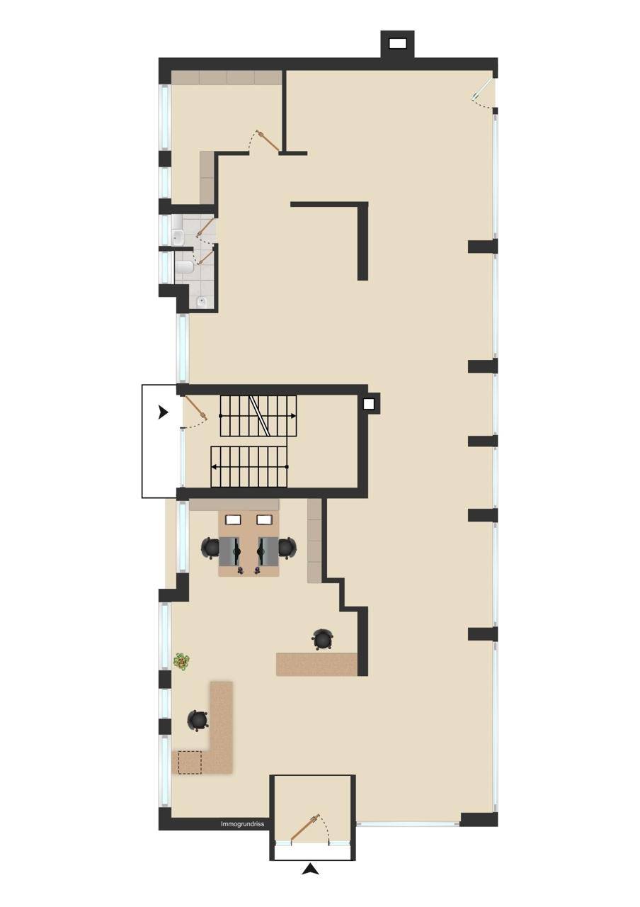 Detaillierter Grundriss eines langen Geschäftsraums mit Treppenhaus, Bürobereichen und Toiletten.