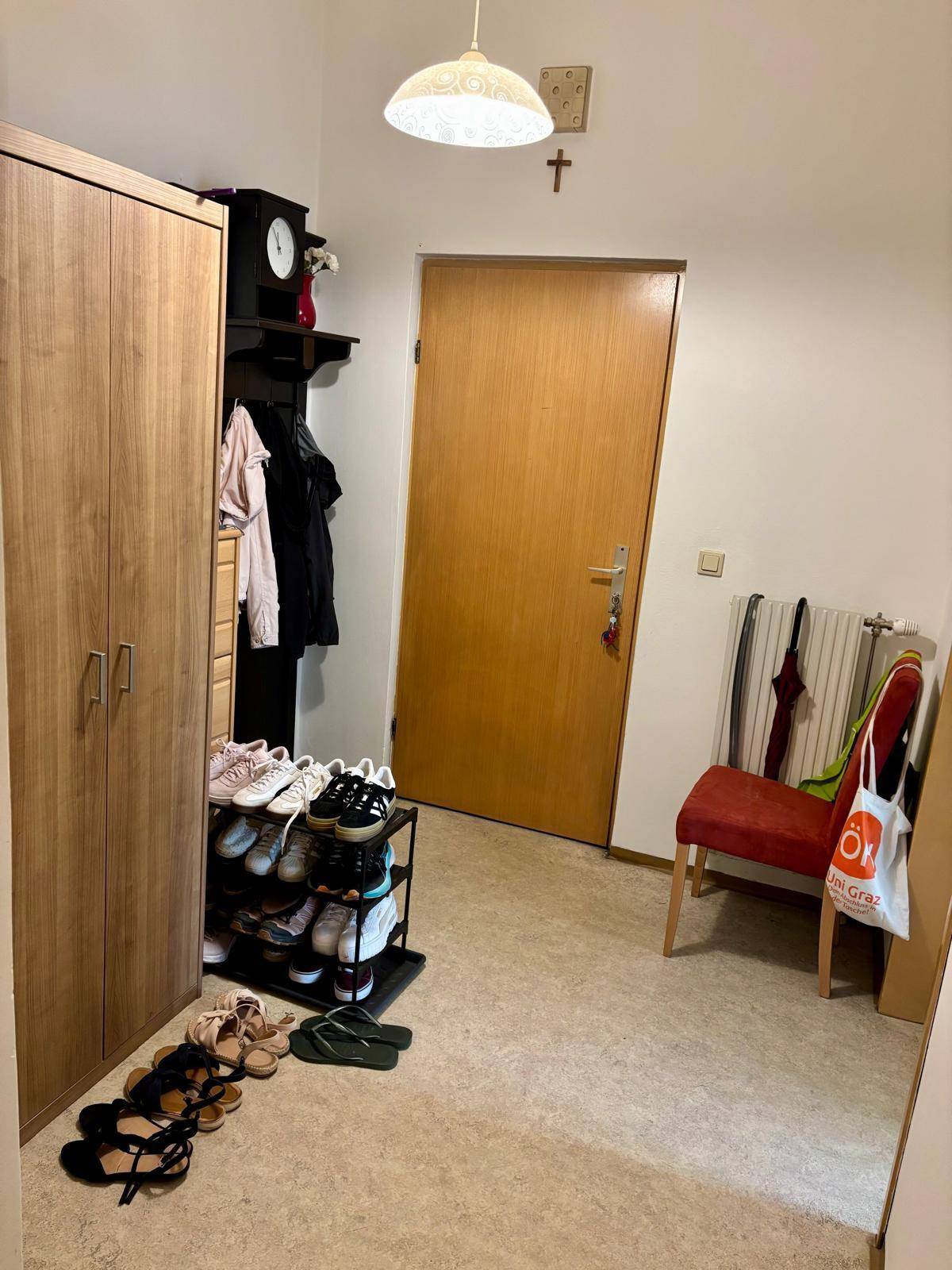 Eingangsbereich mit Garderobe, Schuhregal und Sitzgelegenheit, praktisch und funktional eingerichtet.