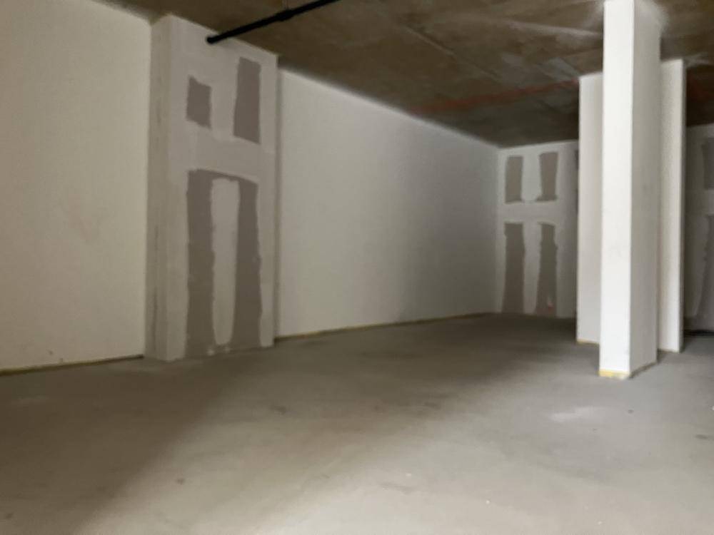 Heller Rohbau mit Betonboden und unfertigen Wänden, bereit für den weiteren Ausbau.