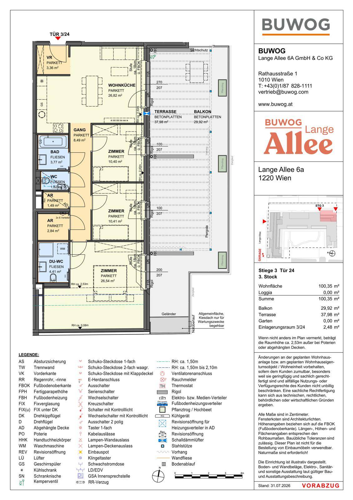 Detaillierter Grundriss einer Wohnung mit drei Zimmern, Terrasse und Balkon.